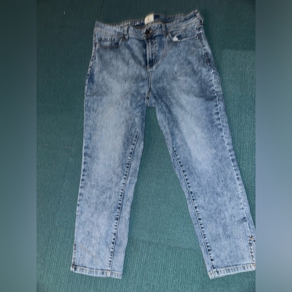 D/C Women’s Slightly Curvy Jeans - Picture 2 of 4